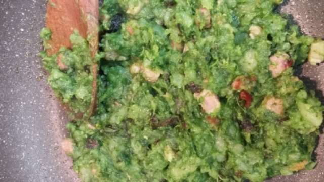 Foglie di cime di rapa e patate, una ricetta facile e gustosa