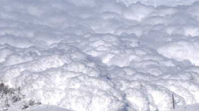 Fotografia di una valanga in corso