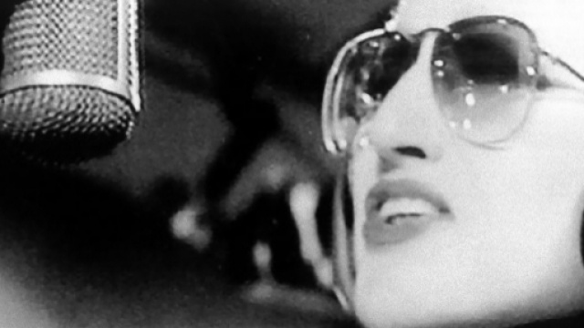 Mina Mazzini riceve un regalo.