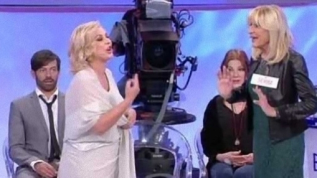 U&D: Tina furiosa abbandona lo studio.