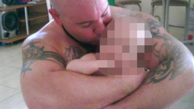 Australia, la figlia &egrave; troppo bella: le d&agrave; fuoco