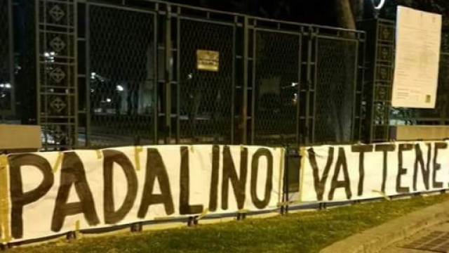 Contestazione contro Padalino, allenatore del Lecce.