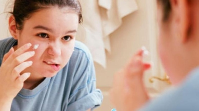 I teenagers italiani non si piacciono: boom di make-up e sport.