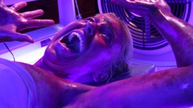 Napoli, va al centro estetico e muore: colpa della lampada abbronzante?