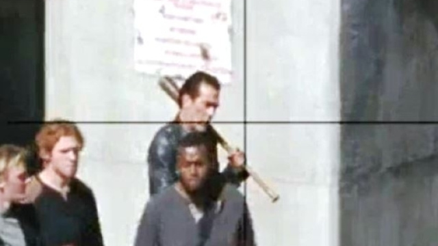 Negan nel mirino di Sasha nell'episodio 7x14