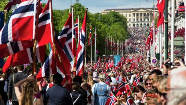 Parata di bandiere in occasione della festa nazionale della Norvegia promossa paese pi&ugrave; felice al mondo. Foto: visitnorway.it.