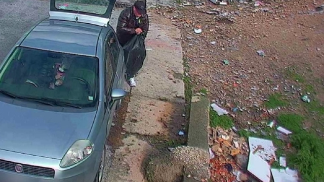 Ragusa, ripresi a gettare rifiuti per strada: il video finisce su YouTube