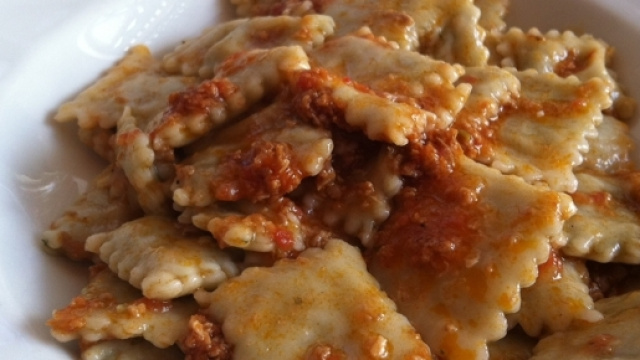 Ravioli ripieni di carne conditi col rag&ugrave; - lucadea.com