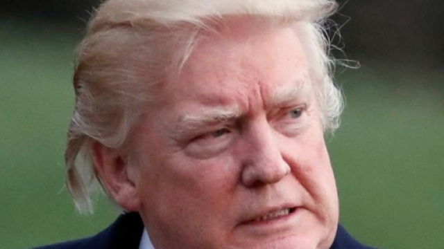 Tempi duri per Trump che slitta di ben 220 posizioni nella classifica dei super-ricchi capeggiata sempre da Bill Gates. Foto: aol.com.