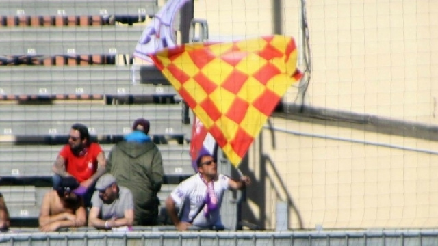 Un tifoso ospite con una bandiera del Catanzaro.