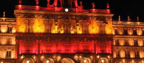 Plaza Mayor de Salamanca con la bandera de Espa&ntilde;a proyectada en su fachada.