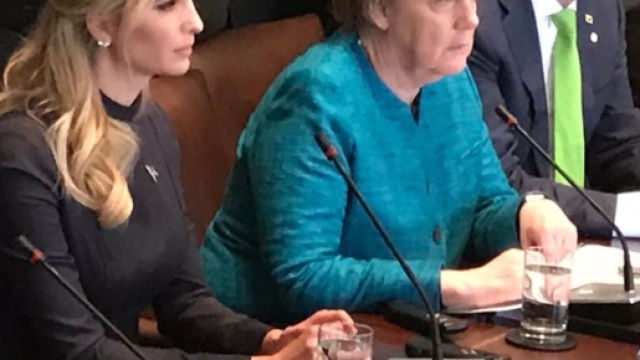 Investitura ufficiale: Ivanka Trump siede accanto ad Angela Merkel alla sua prima visita alla Casa Bianca. Foto: Twitter.