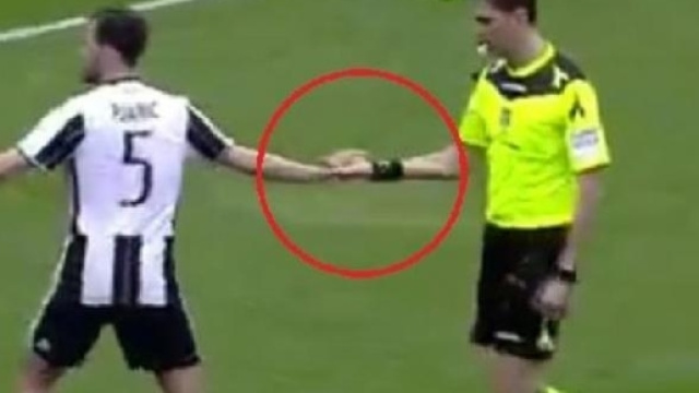 La stretta di mano tra Pjanic e Tagliavento in Sampdoria-Juventus