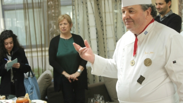 Lo chef Julien durante l'appuntamento Apper&ograve;....il Qu&eacute;bec!