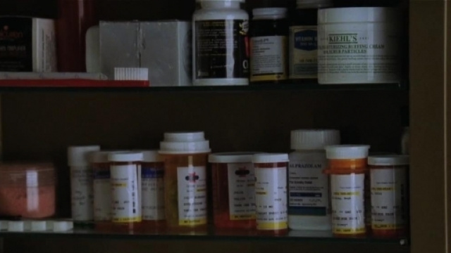 M&eacute;dicaments dans une pharmacie de salle de bain