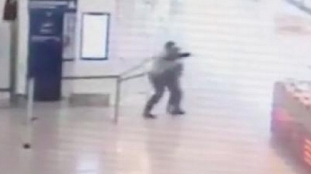 VIDEO&nbsp;: Les images CHOCS de la fusillade &agrave; Orly