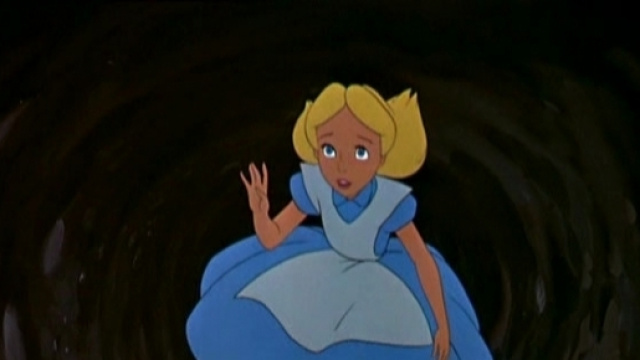 Alice nel Paese delle Meraviglie cade nella tana del Bianconiglio (Foto di archivio)