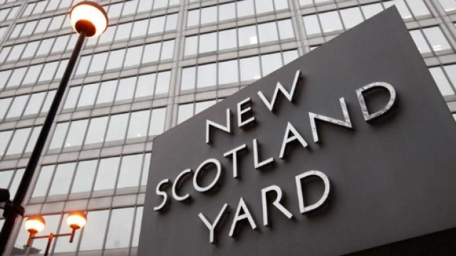 Attentato a Londra, uomo si lancia sulla folla con un suv e tenta di penetrare in Parlamento