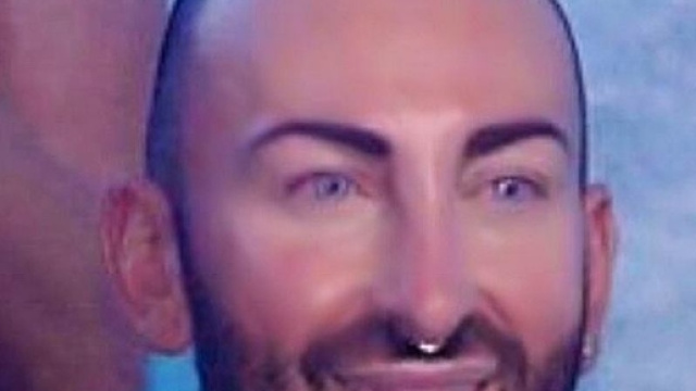 Il ragazzo dagli occhi celesti scatena il web