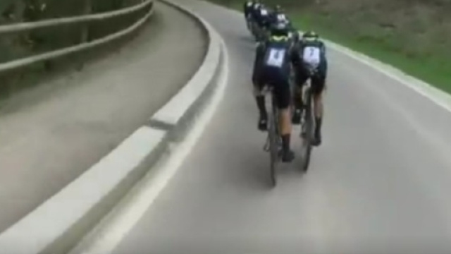 La spinta di Jos&egrave; Joaquim Rojas a Nelson Oliveira