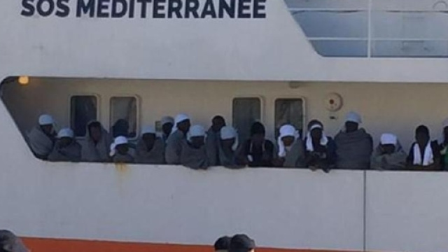 Migranti, una nave appartenente a una Ong intervenuta in soccorso nel Mediterraneo