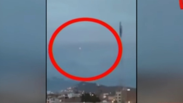 Sopra, un fermo immagine del misterioso oggetto luminoso filmato a Trujillo (Per&ugrave;)