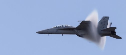 'USN F/A-18E/F Fighter Jet - Approaching Speed of Sound' / Wilson Hui, Flickr CC BY-SA 2.0