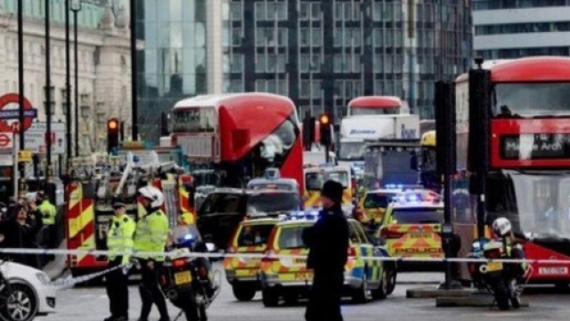 Attentato Londra: donna si salva buttandosi dal Tamigi