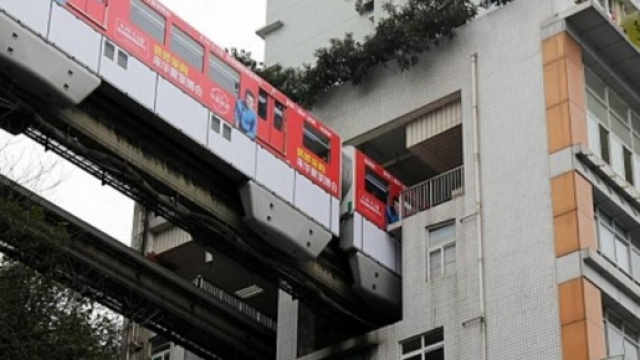 Cina, il metr&ograve; di Chongqing che passa al sesto piano di un ... - corriere.it