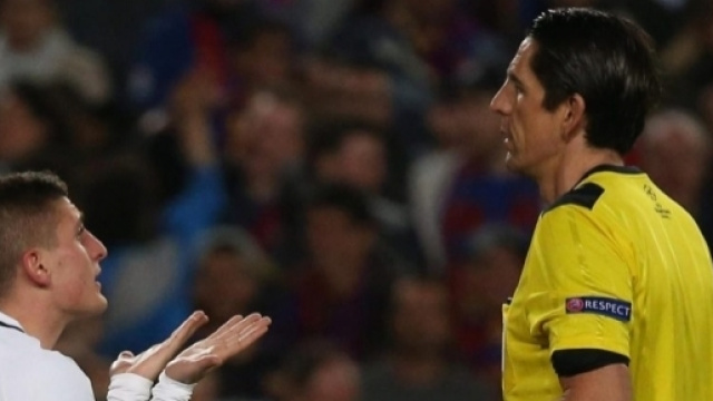 Deniz Aytekin lors du PSG - FCB