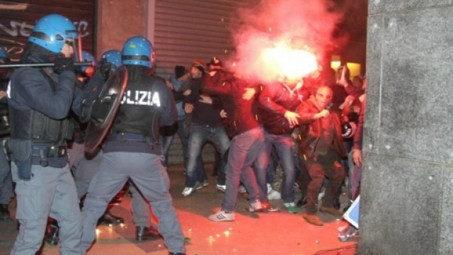 Scontri tra tifosi e polizia (archivio)