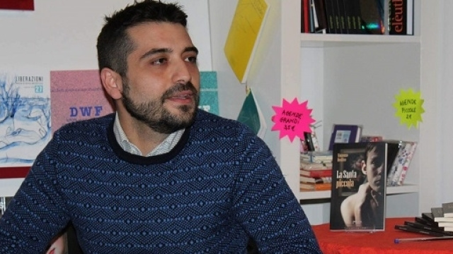 Vincenzo Restivo e la copertina del libro.