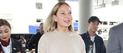 Whoa! Sia finally removes her wig for an airport stroll - linkwaylive.com