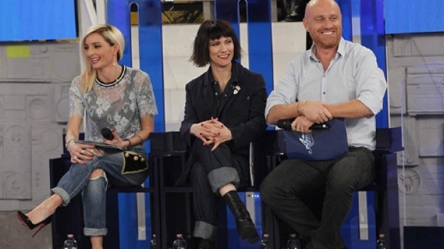 Amici 2017: Elisa, coach dei blu, critica il suo collega Morgan, coach dei bianchi