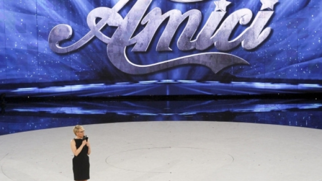 Amici 2017, prima puntata serale 25 marzo: eliminato, ospiti e primi problemi