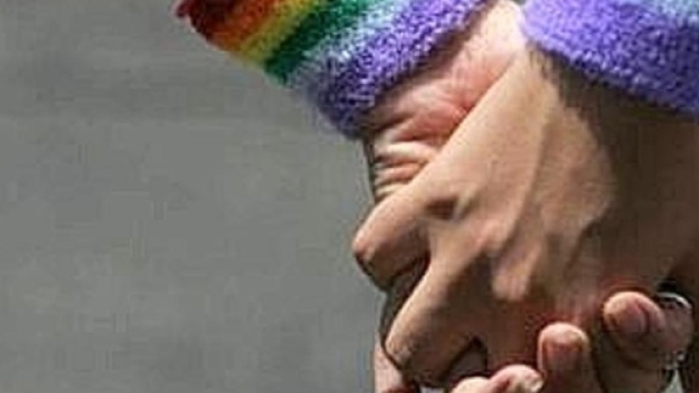 Condominio perseguita inquilini gay, coppia lascia la casa