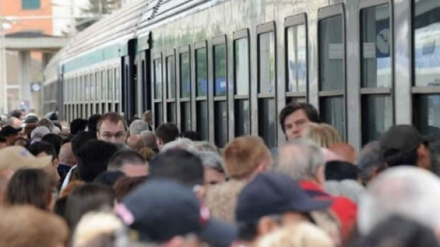 Controllore aggredito da extracomunitari e ripreso con lo smartphone.