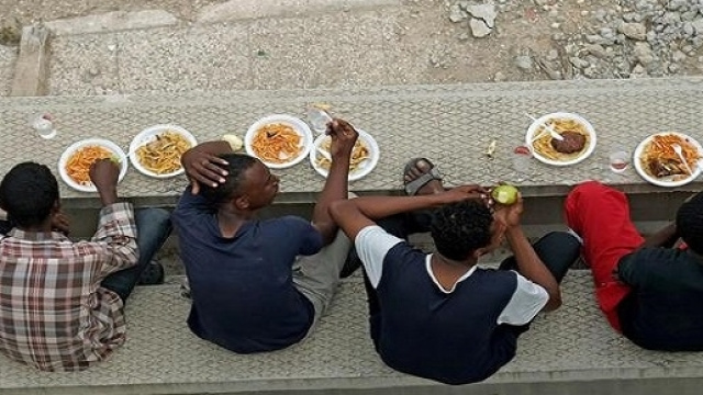 Denunciati per aver dato da mangiare ai migranti, accade a Ventimiglia (foto: VolontariatOggi.info)