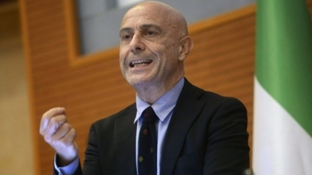 &egrave; Marco Minniti, ministro degli Interni del governo Gentiloni - reggionotizie.com