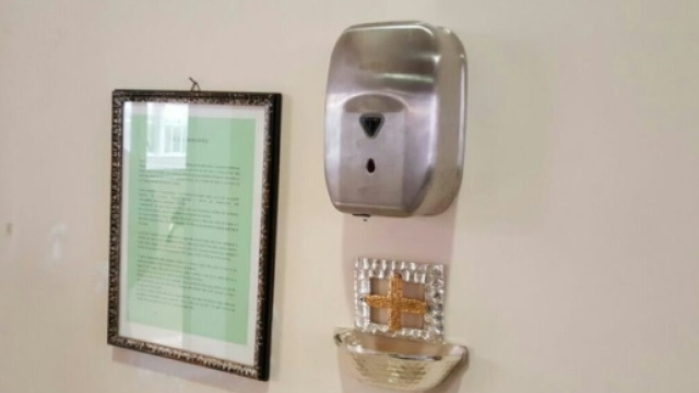 Il dispenser d'acqua benedetta &egrave; la novit&agrave; introdotta nella cappella dell'ospedale di Chieti per motivi igienici - abr24.it.