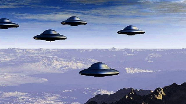 Immagine di fantasia di una formazione di 'dischi volanti' in volo