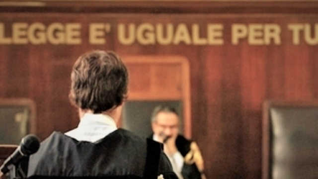 Ragazzo 15enne denuncia la madre e la porta in tribunale.