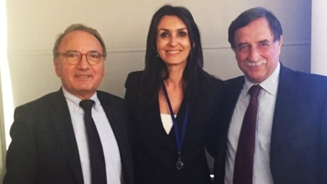 Costanza Castello al centro tra Aldo Carcaci deputato federale belga, Domenico Rossi sottosegretario alla Difesa