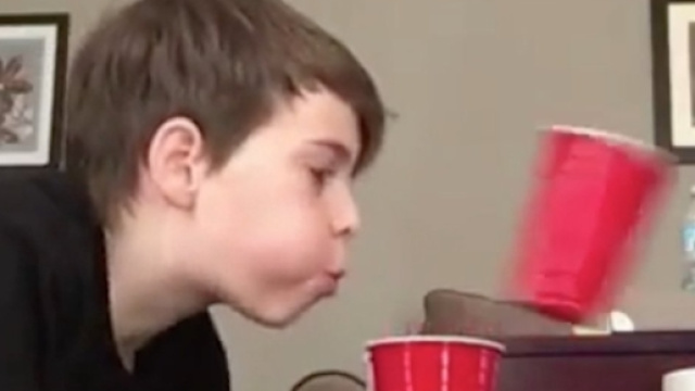 Cup blowing challenge - en pleine action