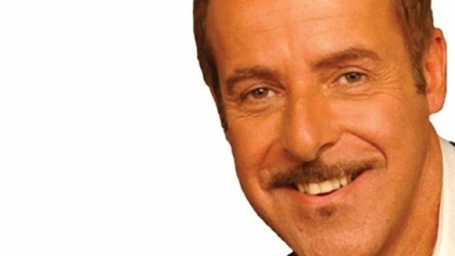 Grande paura per Massimo Lopez, colpito da un infarto.