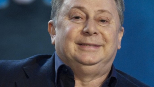 Lele Mora bacia Platinette durante la conferenza stampa di La mia ... - fanpage.it