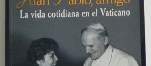 Paloma G&oacute;mez Borrero y el Papa Juan Pablo II en uno de los libros de ella sobre el Vaticano y su amistad con el Pont&iacute;fice polaco.
