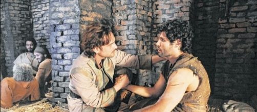 Para ajudar o amigo, Zac prop&otilde;e pagar a d&iacute;vida da fam&iacute;lia de Asher para libert&aacute;-lo