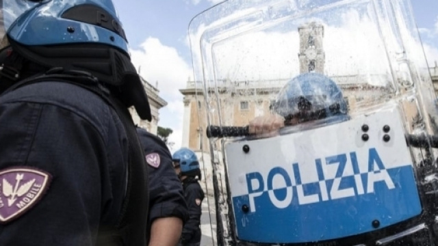 A Roma ha vinto la strategia della tensione, in piazza pi&ugrave; poliziotti e giornalisti che manifestanti