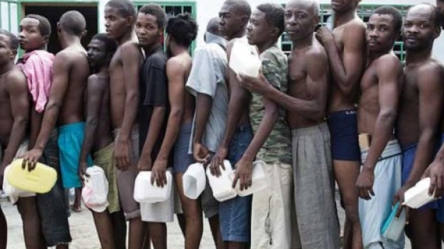 File de prisonniers attendant un peu de nourriture